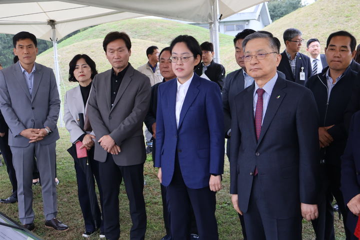 28일 경북 경산시 대임지구 현장을 점검한 (오른쪽부터) 이한준 한국토지주택공사 사장, 조지연 국회의원, 조현일 경산시장. (사진=조지연 의원실 제공) *재판매 및 DB 금지