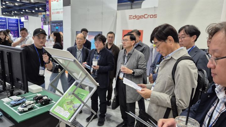 [창원=뉴시스] 강경국 기자 = 최성식 ㈜킨스텍 대표이사가 지난 22일부터 25일까지 코엑스에서 열린 KES 2024(한국전자전)에서 주차장 전기차 화재 조기 감지 시스템을 소개하고 있다. (사진=킨스텍 제공). 2024.10.28. photo@newsis.com *재판매 및 DB 금지