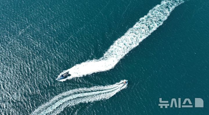 [서울=뉴시스]한화시스템의 무인수상정 해령(Sea GHOST)이 실해역에서 장애물 회피 성능검증을 진행하는 모습 (사진 = 한화시스템 제공)