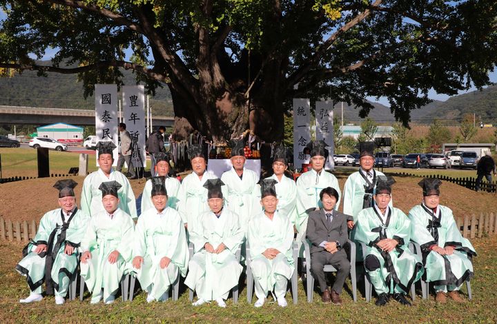 [금산=뉴시스] 제6회 충남 금산군 추부면 요광리 은행나무 목신제가 25일 열렸다. (사진=금산군 제공) 2024.10.28. photo@newsis.com *재판매 및 DB 금지