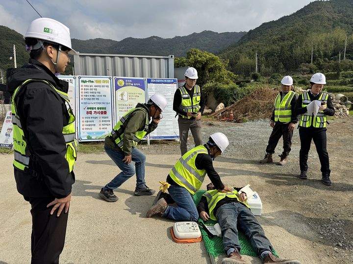 농어촌공사 전남본부가 건설 현장 재난 상황을 가정한 대응 훈련을 하고 있다. (사진=농어촌공사 제공) photo@newsis.com *재판매 및 DB 금지