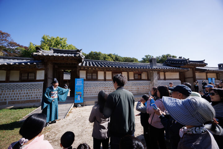 [서울=뉴시스]  2024년 국가유산 조선왕릉축전 '능참봉이 들려주는 왕릉 이야기' (사진=국가유산진흥원 제공) 2024.10.28. photo@newsis.com *재판매 및 DB 금지