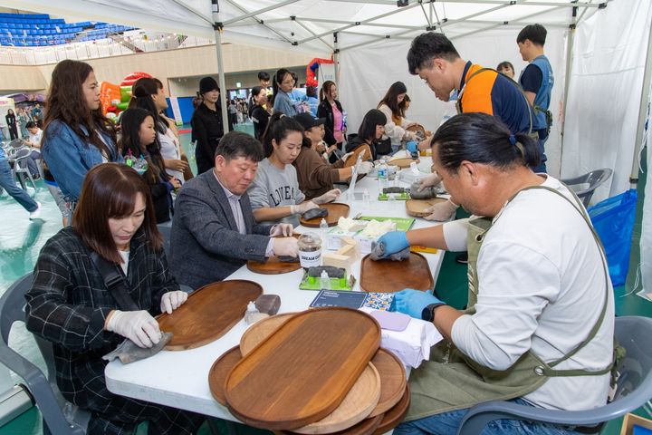 [광양=뉴시스] 광양제철소 목공예재능봉사단이 다문화가정에 전달하기 위한 나무 쟁반을 준비하고 있다. (사진=제철소 제공) photo@newsis.com *재판매 및 DB 금지