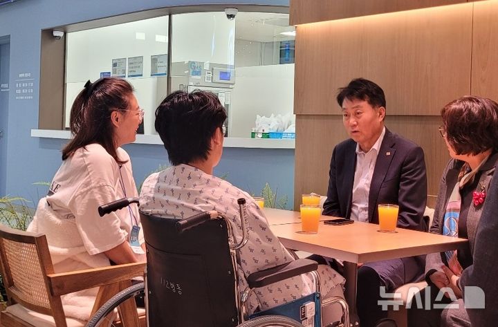 [군포=뉴시스] [군포=뉴시스] 하은호 군포시장이 병원에 입원·치료 중인 김민석 마라톤 선수를 찾아 위로하며, 빠른 쾌유를 기원하고 있다. (사진=군포시 제공). 2024.10.29.photo@newsis.com. 