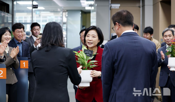 [서울=뉴시스] 김진아 기자 = 오영주 중소벤처기업부 장관이 지난달 28일 오전 서울 구로구 IBK기업은행 구로동지점에서 열린 '중소기업 재직자 우대 저축공제' 축하 행사에 참석해 화분을 선물하고 있다.  2024.10.18. bluesoda@newsis.com