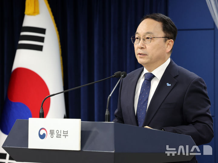 [서울=뉴시스] 배훈식 기자 = 구병삼 통일부 대변인이 28일 오전 서울 종로구 정부서울청사에서 정례 브리핑을 하고 있다. 2024.10.28. dahora83@newsis.com