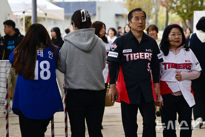 [광주=뉴시스] 이영주 기자 = 2024 신한 쏠뱅크 KBO 한국시리즈 5차전이 열리는 28일 오후 광주 북구 광주-기아챔피언스 필드에서 야구 팬들이 경기 시작을 기다리며 길을 걷고 있다. 2024.10.28. leeyj2578@newsis.com