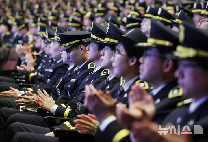 [과천=뉴시스] 김진아 기자 = 28일 경기 과천시 과천시민회관 대극장에서 열린 제79주년 교정의날 기념식에서 참석자들이 박수를 치고 있다. 2024.10.28. bluesoda@newsis.com