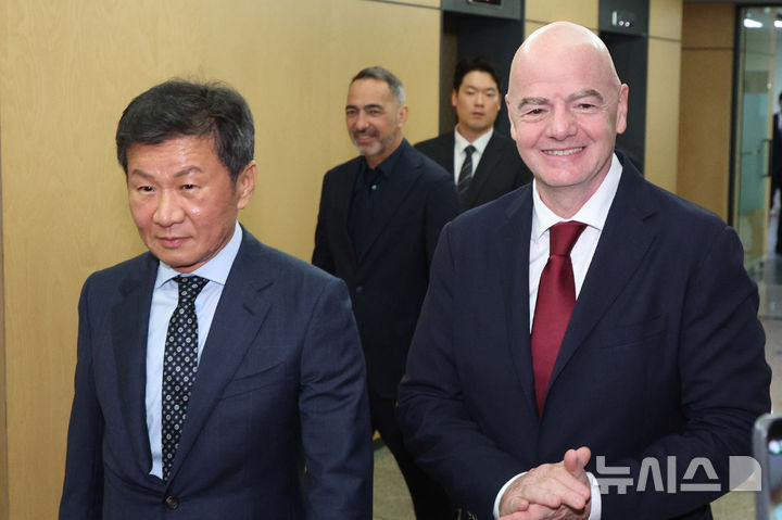 [서울=뉴시스] 김선웅 기자 = 잔니 인판티노 국제축구연맹(FIFA) 회장이 28일 서울 종로구 축구회관을 방문해 정몽규 대한축구협회 회장과 만나 이동하고 하고 있다. 2024.10.28. mangusta@newsis.com