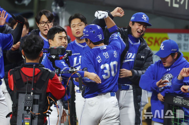 [광주=뉴시스] 전신 기자 = 28일 광주 북구 광주-기아챔피언스필드에서 열린 2024 KBO 포스트시즌 한국시리즈 5차전 삼성 라이온즈와 KIA 타이거즈의 경기에서 1회초 2사 삼성 김영웅이 솔로홈런을 친 뒤 동료들과 함께 기뻐하고 있다. photo1006@newsis.com