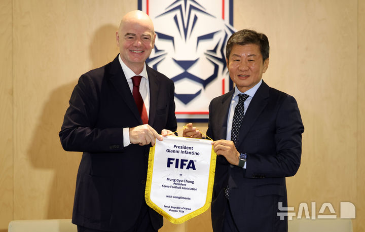 [서울=뉴시스] 김선웅 기자 = 잔니 인판티노 국제축구연맹(FIFA) 회장이 지난 28일 서울 종로구 축구회관을 방문해 정몽규 대한축구협회 회장과 접견하며 페넌트를 선물받고 있다. 2024.10.28. mangusta@newsis.com