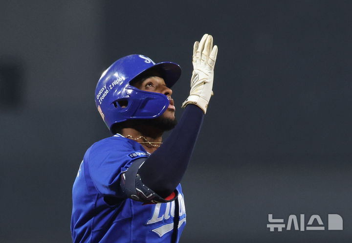 [광주=뉴시스] 김금보 기자 = 28일 광주 북구 광주-기아챔피언스필드에서 열린 2024 KBO 포스트시즌 한국시리즈 5차전 KIA 타이거즈와 삼성 라이온즈의 경기, 1회초 2사 1루 삼성 디아즈가 2점 홈런을 치고 베이스를 돌며 기뻐하고 있다. 2024.10.28. kgb@newsis.com