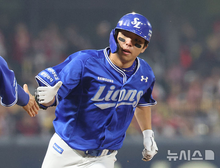 [광주=뉴시스] 김금보 기자 = 28일 광주 북구 광주-기아챔피언스필드에서 열린 2024 KBO 포스트시즌 한국시리즈 5차전 KIA 타이거즈와 삼성 라이온즈의 경기, 1회초 2사 삼성 김영웅이 솔로 홈런을 치고 베이스를 돌며 기뻐하고 있다. 2024.10.28. kgb@newsis.com