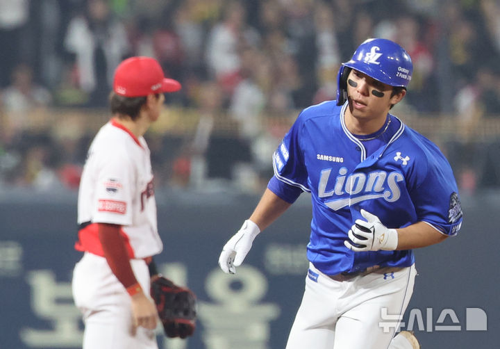 [광주=뉴시스] 김금보 기자 = 지난해 10월28일 광주 북구 광주-기아챔피언스필드에서 열린 2024 KBO 포스트시즌 한국시리즈 5차전 KIA 타이거즈와 삼성 라이온즈의 경기, 1회초 2사 삼성 김영웅이 솔로 홈런을 치고 베이스를 돌고 있다. 2024.10.28. kgb@newsis.com