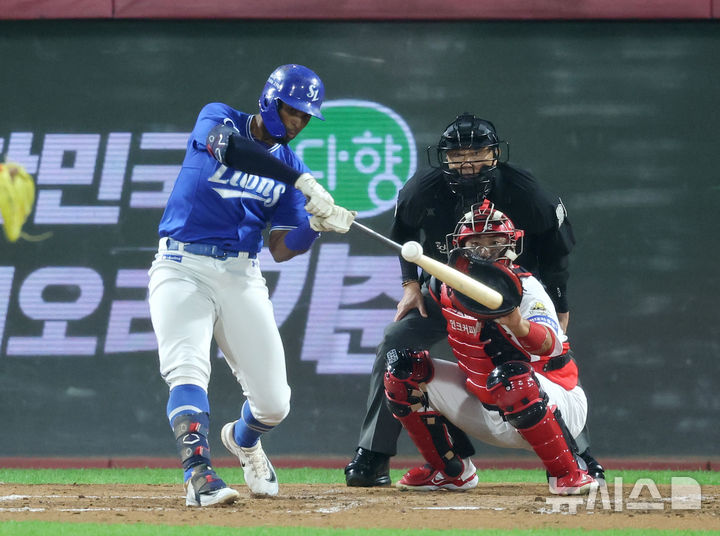 [광주=뉴시스] 김명년 기자 = 28일 광주 북구 광주-기아챔피언스필드에서 열린 2024 KBO 포스트시즌 한국시리즈 5차전 삼성 라이온즈와 KIA 타이거즈의 경기, 3회초 2사 1루 상황 삼성 디아즈가 2점 홈런을 치고 있다. 2024.10.28. kmn@newsis.com