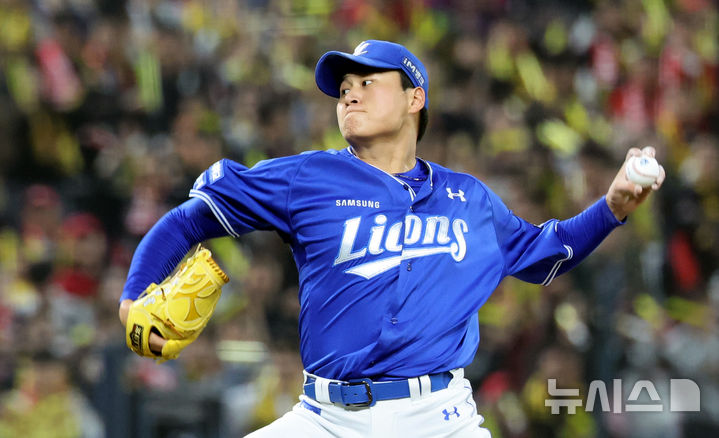 [광주=뉴시스] 김금보 기자 = 28일 광주 북구 광주-기아챔피언스필드에서 열린 2024 KBO 포스트시즌 한국시리즈 5차전 KIA 타이거즈와 삼성 라이온즈의 경기, 2회말 삼성 선발 이승현이 역투하고 있다. 2024.10.28. kgb@newsis.com