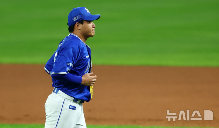 [광주=뉴시스] 전신 기자 = 28일 광주 북구 광주-기아챔피언스필드에서 열린 2024 KBO 포스트시즌 한국시리즈 5차전 삼성 라이온즈와 KIA 타이거즈의 경기에서 4회말 2사 1, 2루 삼성 선발 이승현이 KIA 나성범에게 볼넷을 허용한 뒤 마운드를 내려오고 있다. photo1006@newsis.com