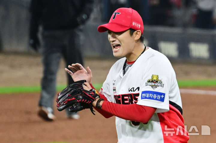 [광주=뉴시스] 이영주 기자 = 28일 광주 북구 광주-기아챔피언스필드에서 열린 2024 KBO 포스트시즌 한국시리즈 5차전 삼성 라이온즈와 KIA 타이거즈의 경기, 5회 초 주자 없는 상황 KIA 투수 김도현이 삼자범퇴로 이닝을 마친 뒤 포효하고 있다. 2024.10.28. leeyj2578@newsis.com