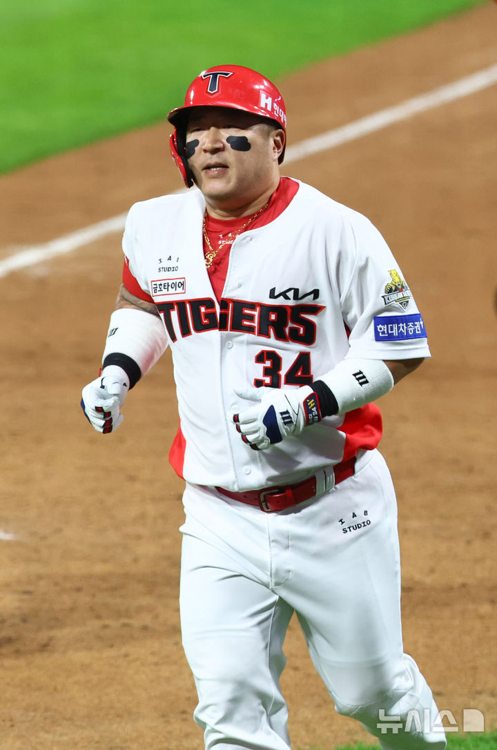 [광주=뉴시스] 전신 기자 = 28일 광주 북구 광주-기아챔피언스필드에서 열린 2024 KBO 포스트시즌 한국시리즈 5차전 삼성 라이온즈와 KIA 타이거즈의 경기에서 5회말 무사 KIA 최형우가 솔로 홈런을 친 뒤 그라운드를 돌고 있다. photo1006@newsis.com