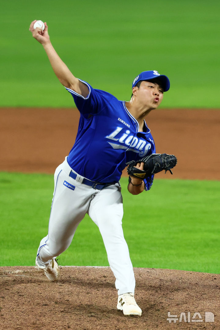 [광주=뉴시스] 전신 기자 = 28일 광주 북구 광주-기아챔피언스필드에서 열린 2024 KBO 포스트시즌 한국시리즈 5차전 삼성 라이온즈와 KIA 타이거즈의 경기에서 5회말 삼성 김윤수가 역투하고 있다. photo1006@newsis.com
