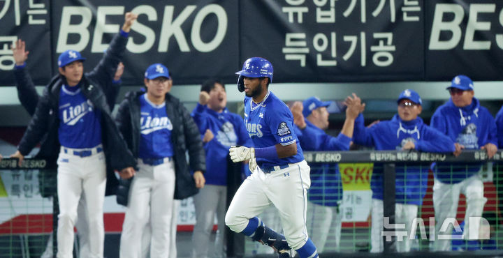 [광주=뉴시스] 김명년 기자 = 28일 광주 북구 광주-기아챔피언스필드에서 열린 2024 KBO 포스트시즌 한국시리즈 5차전 삼성 라이온즈와 KIA 타이거즈의 경기, 3회초 2사 1루 상황 삼성 디아즈가 투런 홈런을 친 뒤 그라운드를 돌고 있다. 2024.10.28. kmn@newsis.com