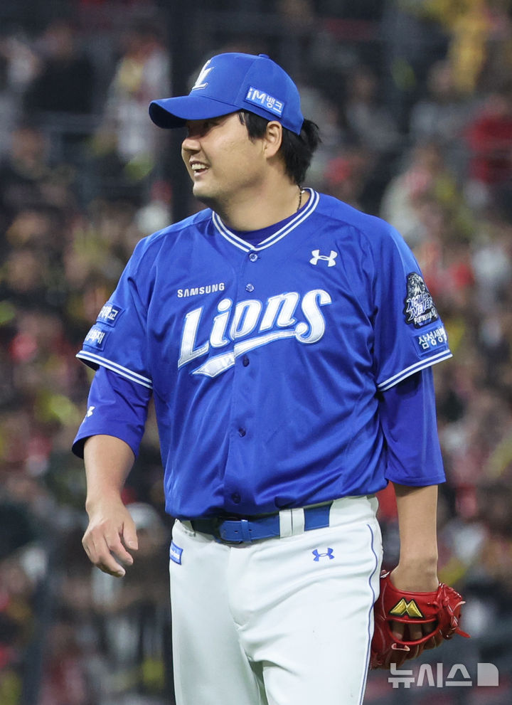 [광주=뉴시스] 김금보 기자 = 28일 광주 북구 광주-기아챔피언스필드에서 열린 2024 KBO 포스트시즌 한국시리즈 5차전 KIA 타이거즈와 삼성 라이온즈의 경기, 4회말 2사 만루 삼성 김태훈이 KIA 소크라테스를 땅볼로 잡아내고 웃음을 보이고 있다. 2024.10.28. kgb@newsis.com