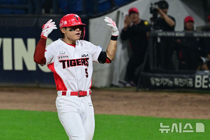 [광주=뉴시스] 이영주 기자 = 28일 광주 북구 광주-기아챔피언스필드에서 열린 2024 KBO 포스트시즌 한국시리즈 5차전 삼성 라이온즈와 KIA 타이거즈의 경기, 5회 말 2사 만루 상황에서 KIA 김도영이 상대 투수의 폭투 상황을 알리고 있다. 2024.10.28. leeyj2578@newsis.com