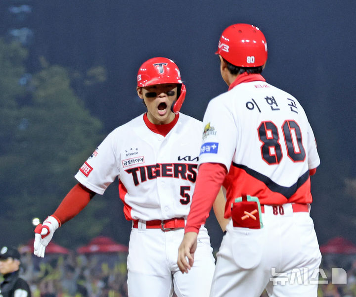 [광주=뉴시스] 김금보 기자 = 28일 광주 북구 광주-기아챔피언스필드에서 열린 2024 KBO 포스트시즌 한국시리즈 5차전 KIA 타이거즈와 삼성 라이온즈의 경기, 5회말 2사 만루 KIA 김도영이 삼성 김윤수 폭투로 공이 빠지면서 동점 득점에 성공하자 1루에 출루해서 기뻐하고 있다. 2024.10.28. kgb@newsis.com