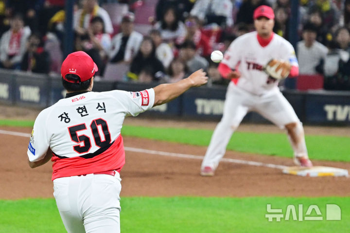 [광주=뉴시스] 이영주 기자 = 지난해 10월28일 광주 북구 광주-기아챔피언스필드에서 열린 2024 KBO 포스트시즌 한국시리즈 5차전 삼성 라이온즈와 KIA 타이거즈의 경기, 7회 초 2사 주자없는 상황에서 KIA 장현식이 삼성 김성윤을 아웃시키면서 삼자범퇴로 이닝을 마무리하고 있다. 2024.10.28. leeyj2578@newsis.com