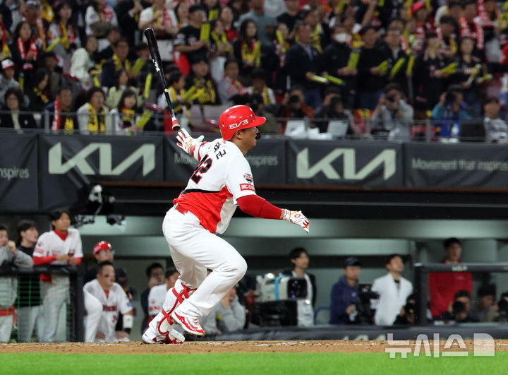 [광주=뉴시스] 김금보 기자 = 28일 광주 북구 광주-기아챔피언스필드에서 열린 2024 KBO 포스트시즌 한국시리즈 5차전 KIA 타이거즈와 삼성 라이온즈의 경기, 1사 1,3루 KIA 김태군이 1타점 내야 땅볼을 치고 있다. 2024.10.28. kgb@newsis.com