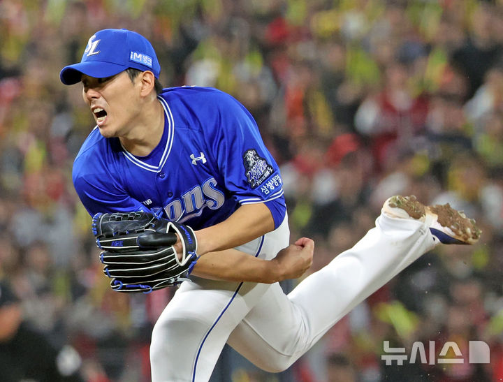 [광주=뉴시스] 김금보 기자 = 28일 광주 북구 광주-기아챔피언스필드에서 열린 2024 KBO 포스트시즌 한국시리즈 5차전 KIA 타이거즈와 삼성 라이온즈의 경기, 8회말 삼성 김재윤이 역투하고 있다. 2024.10.28. kgb@newsis.com