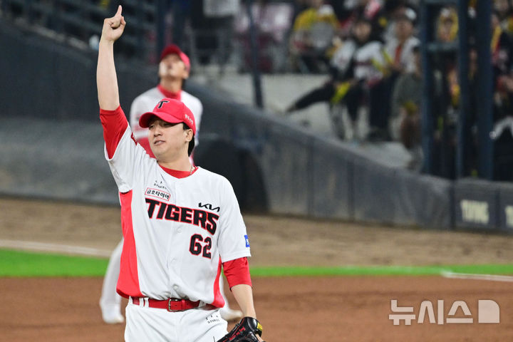 [광주=뉴시스] 이영주 기자 = 28일 광주 북구 광주-기아챔피언스필드에서 열린 2024 KBO 포스트시즌 한국시리즈 5차전 삼성 라이온즈와 KIA 타이거즈의 경기, 8회 초 2사 만루 상황에서 KIA 마무리투수 정해영이 유격수 플라이 아웃으로 이닝을 마무리하고 있다. 2024.10.28. leeyj2578@newsis.com