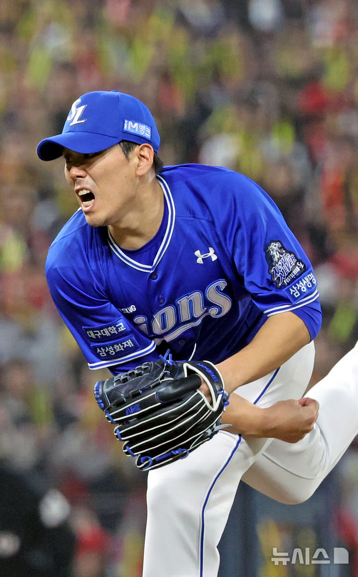 [광주=뉴시스] 김금보 기자 = 28일 광주 북구 광주-기아챔피언스필드에서 열린 2024 KBO 포스트시즌 한국시리즈 5차전 KIA 타이거즈와 삼성 라이온즈의 경기, 8회말 삼성 김재윤이 역투하고 있다. 2024.10.28. kgb@newsis.com