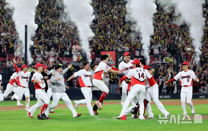 [광주=뉴시스] 김금보 기자 = 28일 광주 북구 광주-기아챔피언스필드에서 열린 2024 KBO 포스트시즌 한국시리즈 5차전 삼성 라이온즈와 KIA 타이거즈의 경기에서 7-5로 승리하며 우승을 확정 지은 KIA 선수들이 환호하고 있다. 2024.10.28. kgb@newsis.com