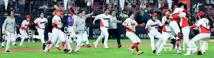 [광주=뉴시스] 김금보 기자 = 28일 광주 북구 광주-기아챔피언스필드에서 열린 2024 KBO 포스트시즌 한국시리즈 5차전 삼성 라이온즈와 KIA 타이거즈의 경기에서 7-5로 승리하며 우승을 확정 지은 KIA 선수들이 환호하고 있다. 2024.10.28. kgb@newsis.com