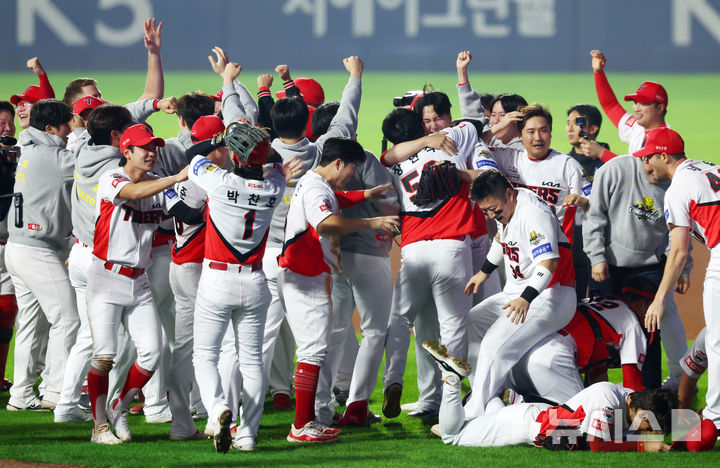 [광주=뉴시스] 전신 기자 = 28일 광주 북구 광주-기아챔피언스필드에서 열린 2024 KBO 포스트시즌 한국시리즈 5차전 삼성 라이온즈와 KIA 타이거즈의 경기에서 7-5 승리하며 우승을 확정 지은 KIA 선수들이 자축하고 있다. photo1006@newsis.com