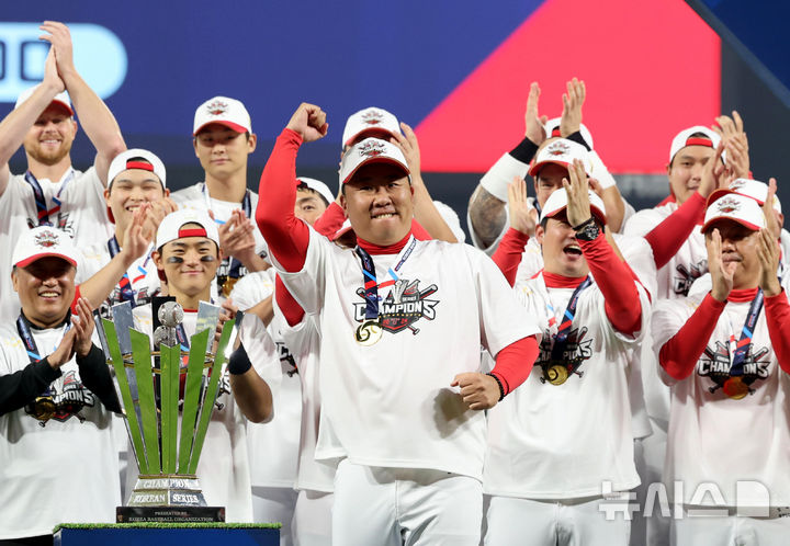 [광주=뉴시스] 김금보 기자 = 28일 광주 북구 광주-기아챔피언스필드에서 2024 KBO 포스트시즌 한국시리즈 4승 1패의 기록으로 통합 우승을 차지한 KIA 타이거즈 이범호 감독이 허구연 KBO총재로 부터 KBO감독상을 전달받고 있다. 2024.10.28. kgb@newsis.com