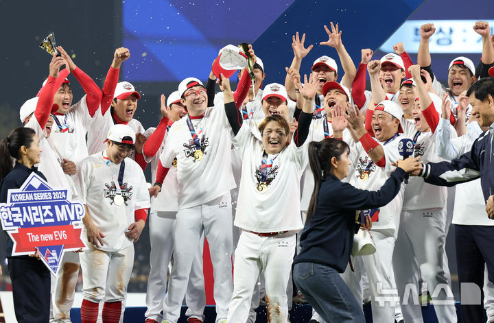 [광주=뉴시스] 김금보 기자 = 28일 광주 북구 광주-기아챔피언스필드에서 2024 KBO 포스트시즌 한국시리즈 4승 1패의 기록으로 통합 우승을 차지한 KIA 타이거즈 김선빈이 한국시리즈 MVP를 차지한 뒤 동료들의 축하를 받고 있다. 2024.10.28. kgb@newsis.com