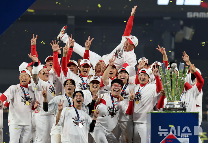 [광주=뉴시스] 김금보 기자 = 28일 광주 북구 광주-기아챔피언스필드에서 2024 KBO 포스트시즌 한국시리즈 4승 1패의 기록으로 통합 우승을 차지한 KIA 타이거즈 선수들이 이범호 감독을 헹가래 하고 있다.  2024.10.28. kgb@newsis.com