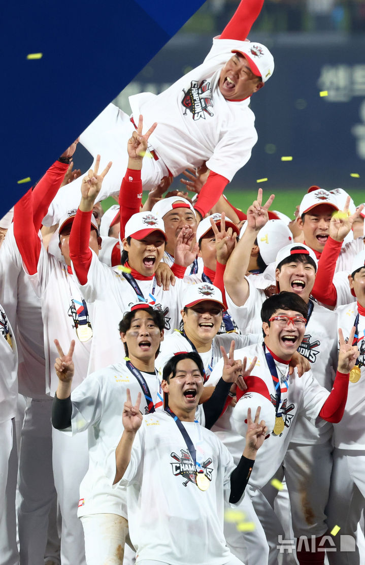 [광주=뉴시스] 전신 기자 = 28일 광주 북구 광주-기아챔피언스필드에서 2024 KBO 포스트시즌 한국시리즈 4승 1패의 기록으로 통합 우승을 차지한 KIA 타이거즈 선수들이 이범호 감독을 헹가래 하고 있다. photo1006@newsis.com