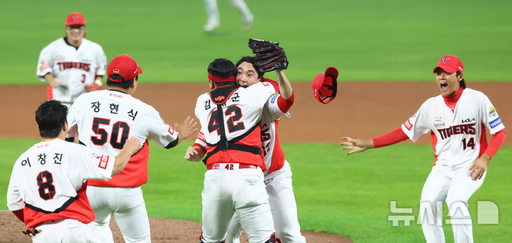 [광주=뉴시스] 전신 기자 = 28일 광주 북구 광주-기아챔피언스필드에서 열린 2024 KBO 포스트시즌 한국시리즈 5차전 삼성 라이온즈와 KIA 타이거즈의 경기에서 7-5로 승리하며 우승을 확정 지은 KIA 선수들이 자축하고 있다. photo1006@newsis.com