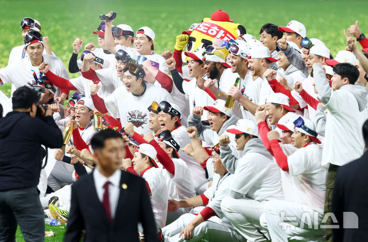 [광주=뉴시스] 전신 기자 = 28일 광주 북구 광주-기아챔피언스필드에서 2024 KBO 포스트시즌 한국시리즈 4승 1패의 기록으로 통합 우승을 차지한 KIA 타이거즈 선수들이 기념촬영을 하고 있다. photo1006@newsis.com