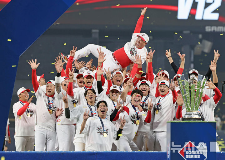 [광주=뉴시스] 김금보 기자 = 28일 광주 북구 광주-기아챔피언스필드에서 2024 KBO 포스트시즌 한국시리즈 4승 1패의 기록으로 통합 우승을 차지한 KIA 타이거즈 선수들이 이범호 감독을 헹가래 하고 있다. 2024.10.28. kgb@newsis.com