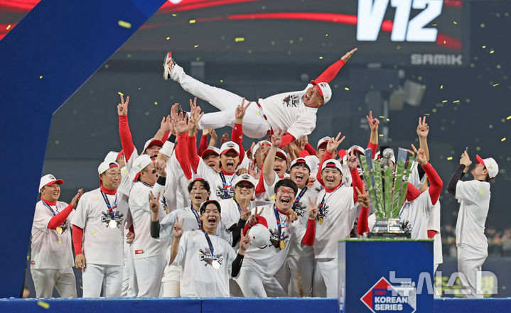 [광주=뉴시스] 김금보 기자 = 28일 광주 북구 광주-기아챔피언스필드에서 2024 KBO 포스트시즌 한국시리즈 4승 1패의 기록으로 통합 우승을 차지한 KIA 타이거즈 선수들이 이범호 감독을 헹가래 하고 있다. 2024.10.28. kgb@newsis.com