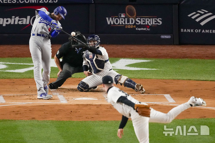 [뉴욕=AP/뉴시스] 미국 프로야구 메이저리그(MLB) LA 다저스의 프레디 프리먼이 29일(한국시각) 미국 뉴욕의 양키 스타디움에서 열린 MLB 포스트시즌 월드시리즈(WS) 뉴욕 양키스와의 3차전에서 1회초 2점 홈런을 치고 있다. 2024.10.29.