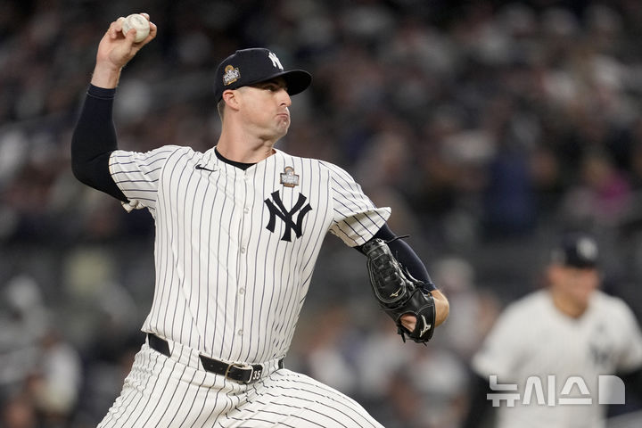 [뉴욕=AP/뉴시스]뉴욕 메츠가 클레이 홈즈를 영입했다.&nbsp; 사진은 뉴욕 양키스 소속이던 홈즈가 10월 29일(한국시각) LA 다저스와 월드시리즈 3차전에서 역투하는 모습. 2024.12.07. 