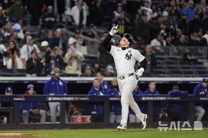 [뉴욕=AP/뉴시스] 미국 프로야구 메이저리그(MLB) 뉴욕 양키스의 알렉스 버두고가 29일(한국시각) 미국 뉴욕의 양키 스타디움에서 열린 MLB 포스트시즌 월드시리즈(WS) LA 다저스와의 3차전 9회말 2점 홈런을 치고 세리머니를 펼치고 있다. 2024.10.29.