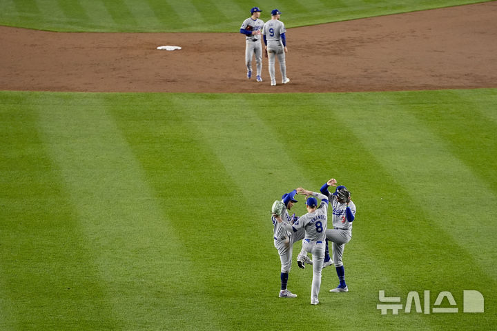 [뉴욕=AP/뉴시스] 미국 프로야구 메이저리그(MLB) LA 다저스 선수들이 29일(한국시각) 미국 뉴욕의 양키 스타디움에서 열린 MLB 포스트시즌 월드시리즈(WS) 뉴욕 양키스와의 3차전에서 승리를 거두고 세리머니를 펼치고 있다. 2024.10.29.