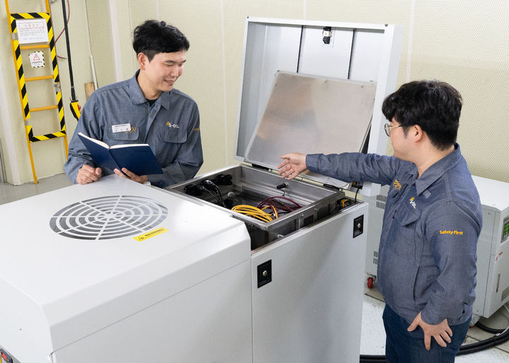 [서울=뉴시스] 에쓰오일 직원들이 서울 마곡 TS&D 센터에서 액침냉각유 성능테스트를 진행하고 있다. (사진=에쓰오일) 2024.10.29. photo@newsis.com *재판매 및 DB 금지