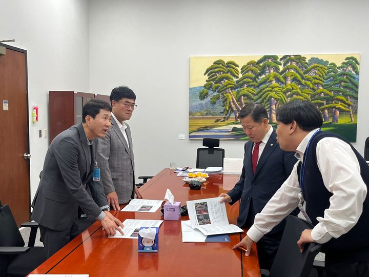 [삼척=뉴시스] 박상수 삼척시장이 28일 지역 현안 핵심사업 관련 국비확보를 위해 국회를 방문, 지역구 의원이 이철규 국회의원과 논의하고 있는 모습. (사진=삼척시 제공) *재판매 및 DB 금지